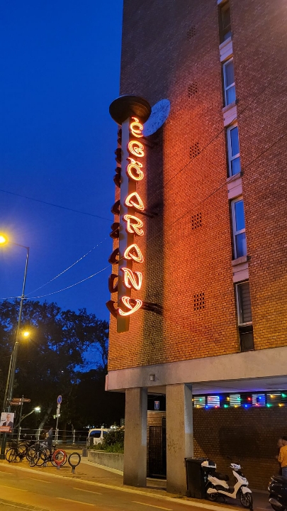 a-Szeged-Oskola-u-4-szam-alatti-tarsashaz-utcai-homlokzatan-meglevo-Ego-Arany-reklamfelirat-epulettartozek-felujitasa