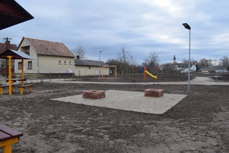 Kozossegi-terek-es-zoldfeluletek-fejlesztese-Pihenoerdo-fejlesztese-