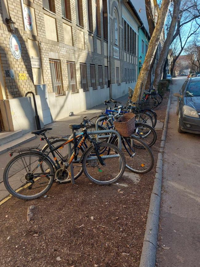 „Kerékpártámaszok kihelyezése Szegeden két részajánlati körben” 