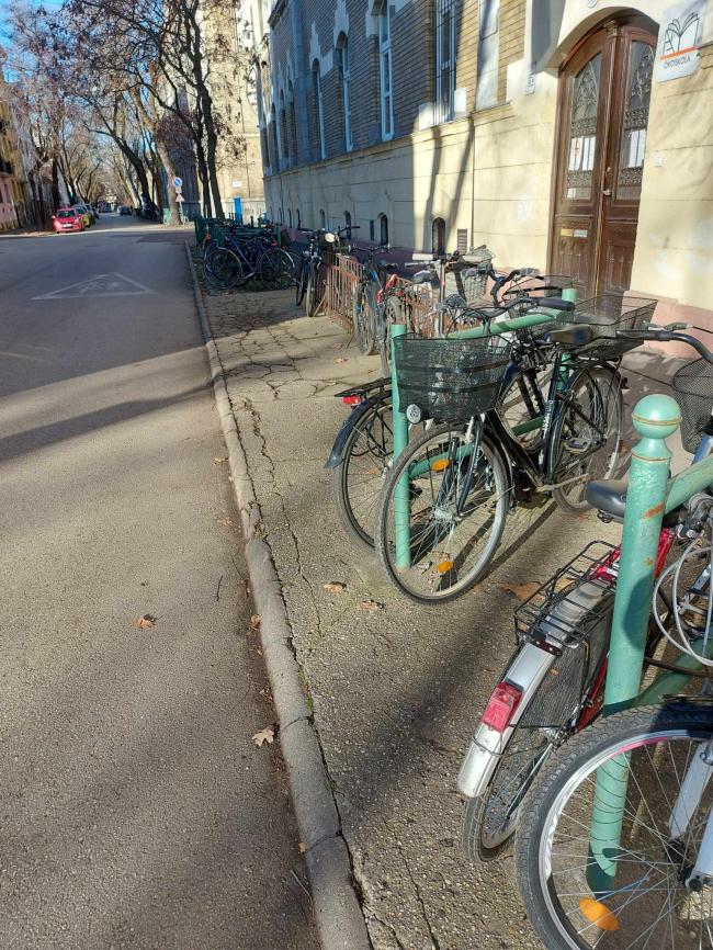 „Kerékpártámaszok kihelyezése Szegeden két részajánlati körben” 