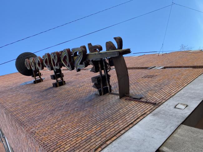 a Szeged, Oskola u. 4. szám alatti társasház utcai homlokzatán meglévő Égő Arany reklámfelirat (épülettartozék) felújítása