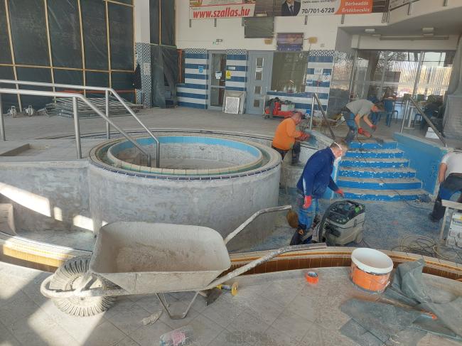  Algyői Borbála  Fürdő beltéri gyermek -ülő-élmény medencék  mozaikburkolatának felújítása