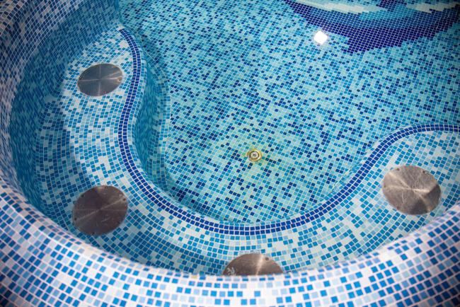  Algyői Borbála  Fürdő beltéri gyermek -ülő-élmény medencék  mozaikburkolatának felújítása