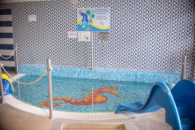  Algyői Borbála  Fürdő beltéri gyermek -ülő-élmény medencék  mozaikburkolatának felújítása