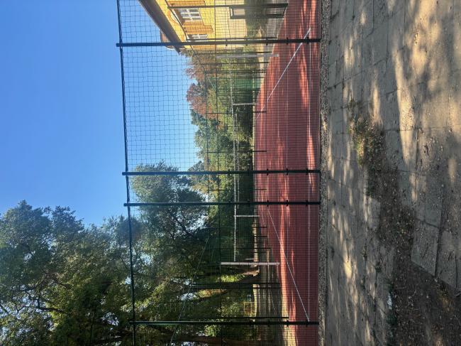 Szeged, Arany János Általános Iskola (6724 Szeged, Kukovecz Nana u. 4.) 2 db röplabda pálya építése