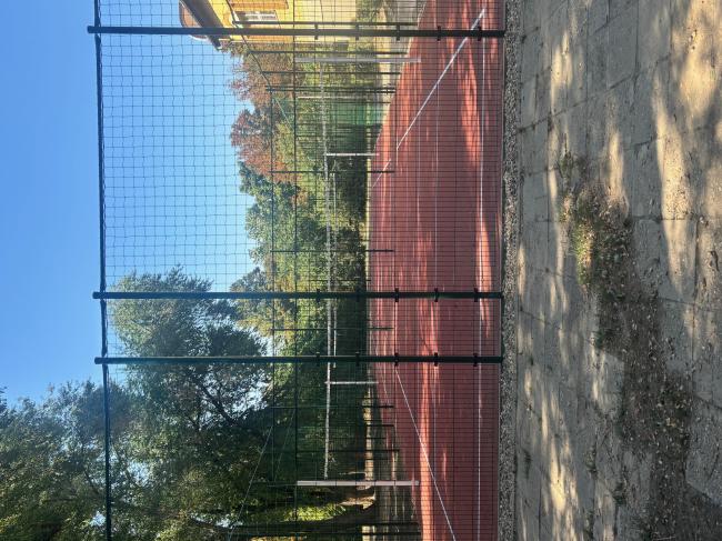 Szeged, Arany János Általános Iskola (6724 Szeged, Kukovecz Nana u. 4.) 2 db röplabda pálya építése